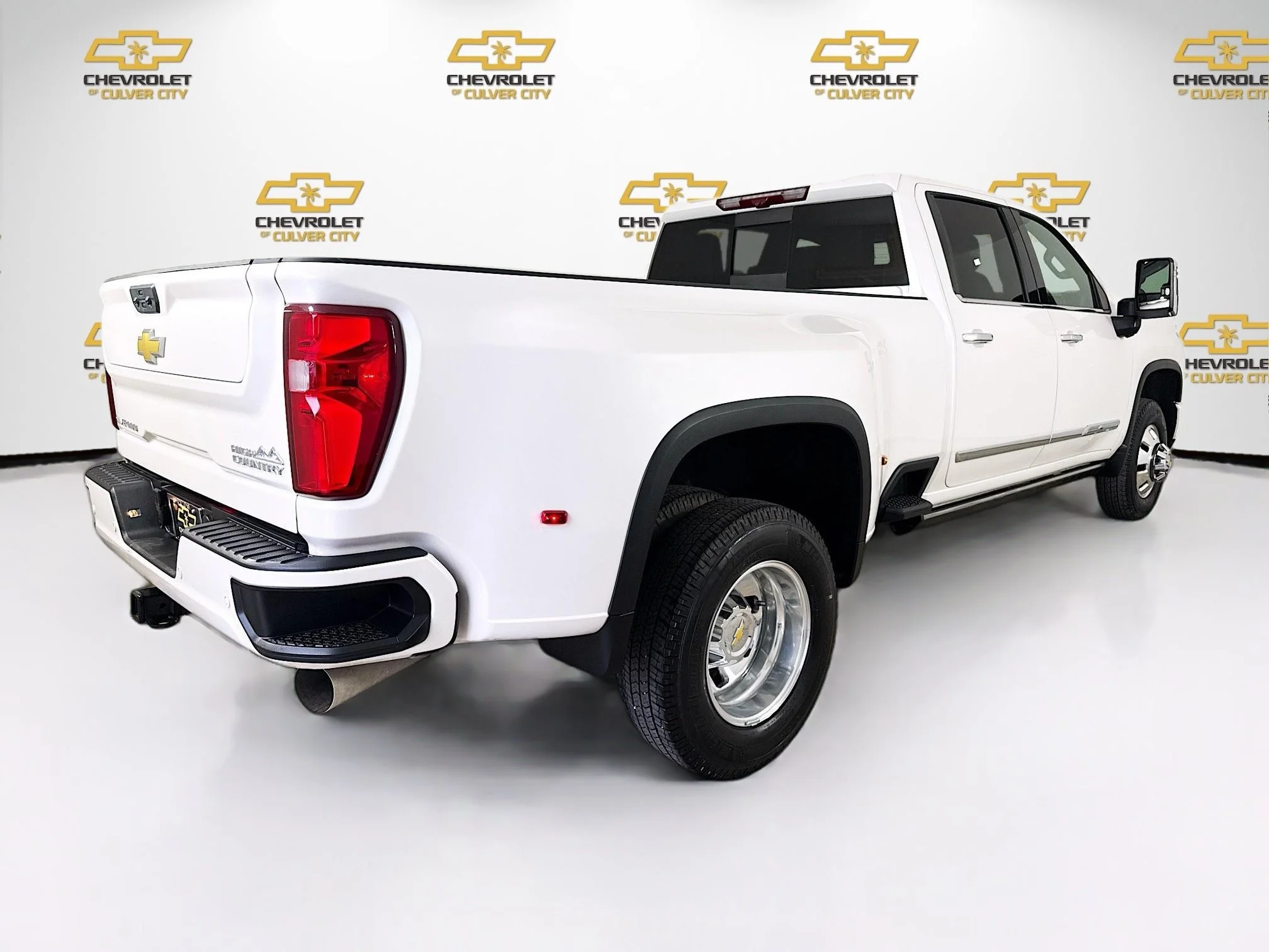 Used 2024 Iridescent Pearl Tricoat Chevrolet High Country DRW image 8