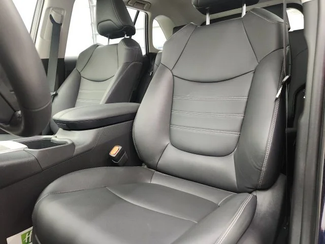 Used 2025  Toyota XLE Premium image 19
