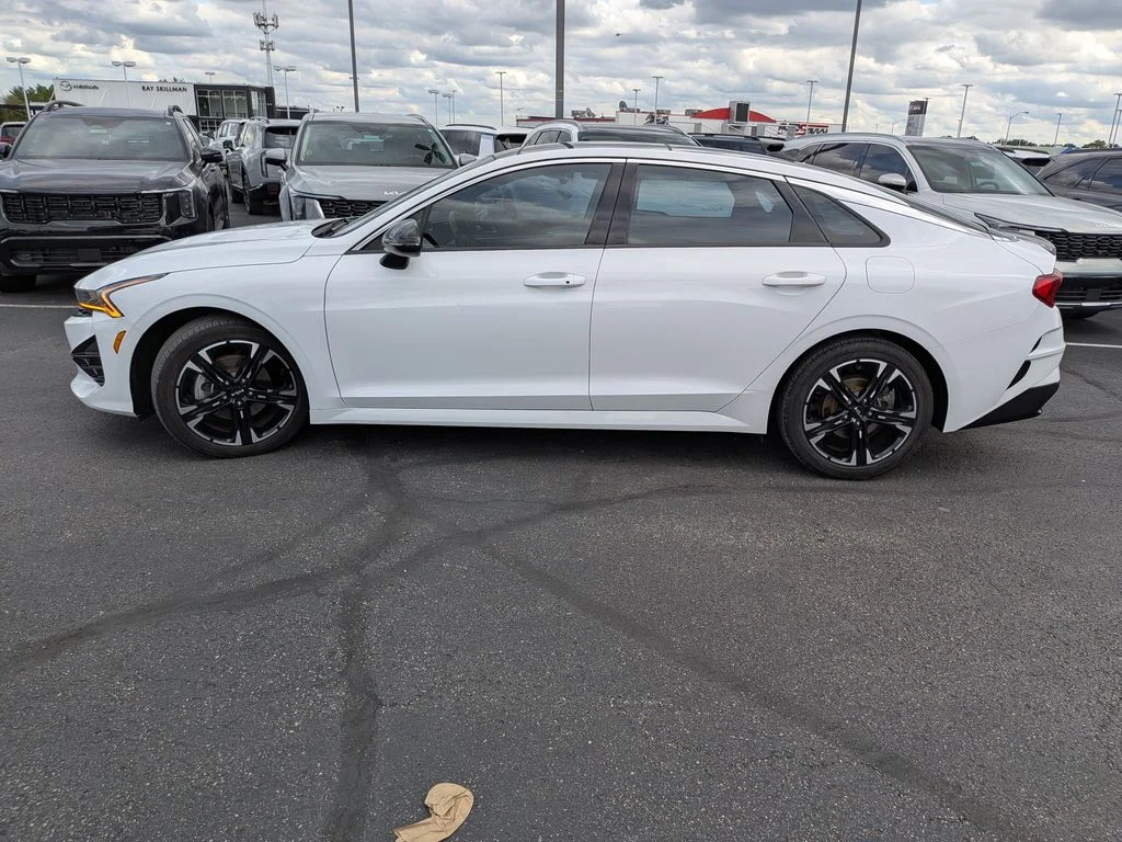 Used 2023 White Pearl Kia GT-Line image 4