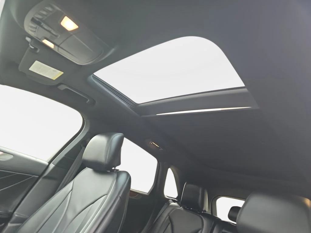 Used 2017 Red Lincoln Reserve image 30