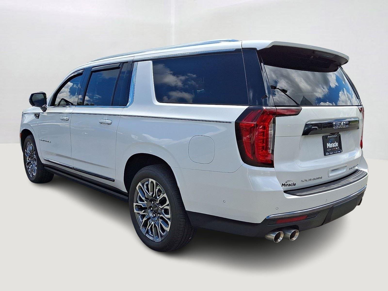Used 2024 White Frost Tricoat GMC Denali Ultimate image 4