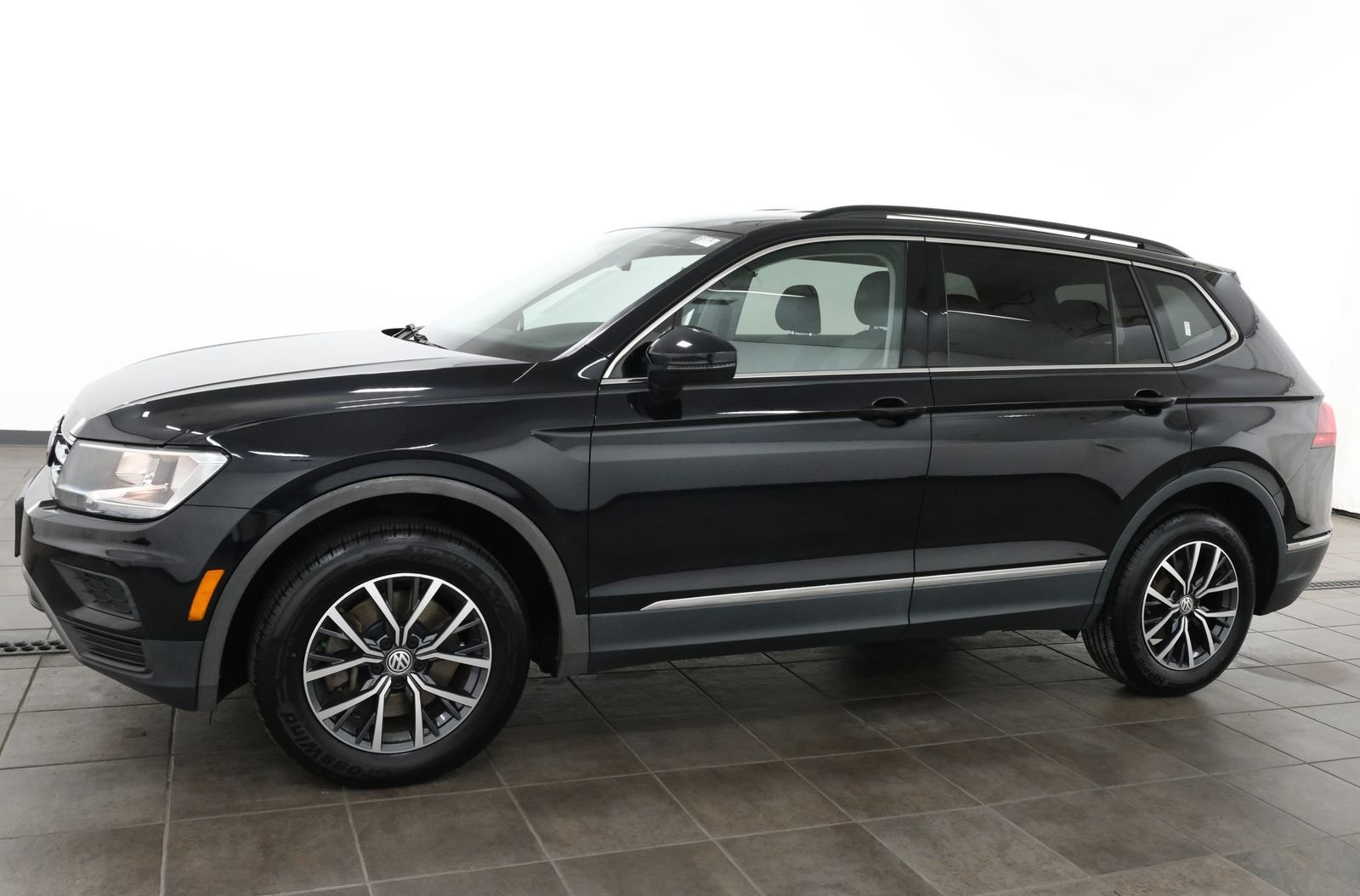 Used 2020 Volkswagen Tiguan SE with VIN 3VV2B7AX1LM042249 for sale in Elmhurst, IL