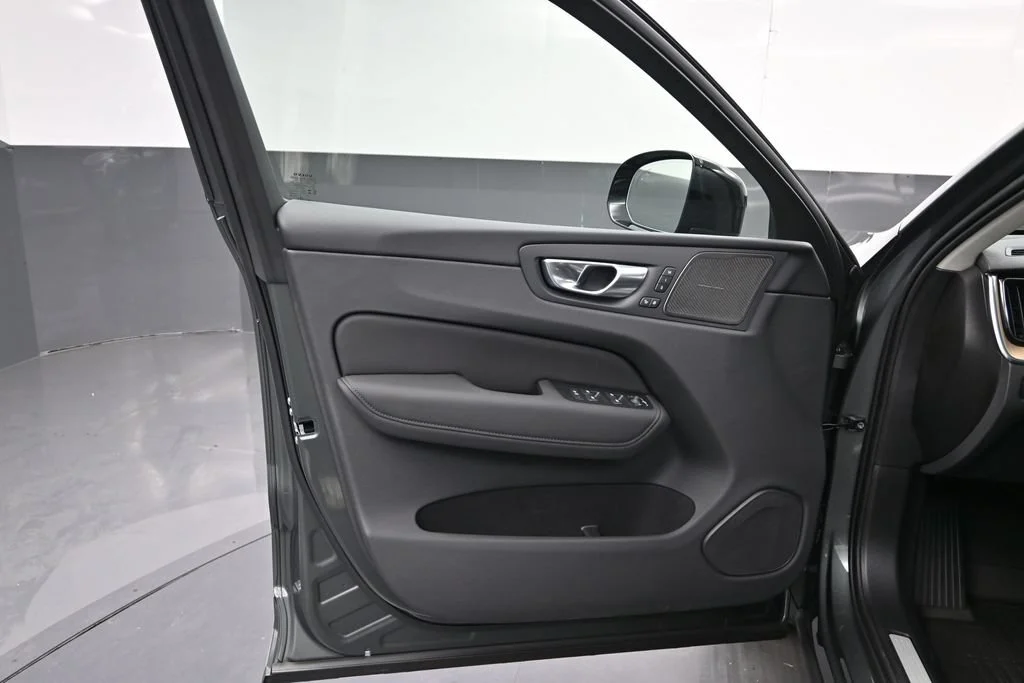 New 2027 Forest Lake Volvo T8 Plus image 9
