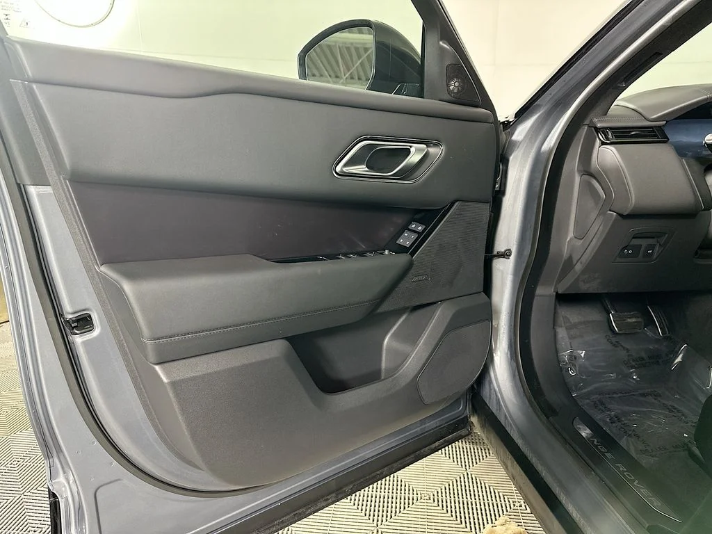 Used 2026 Zadar Gray Premium Metallic Land Rover Dynamic SE image 21