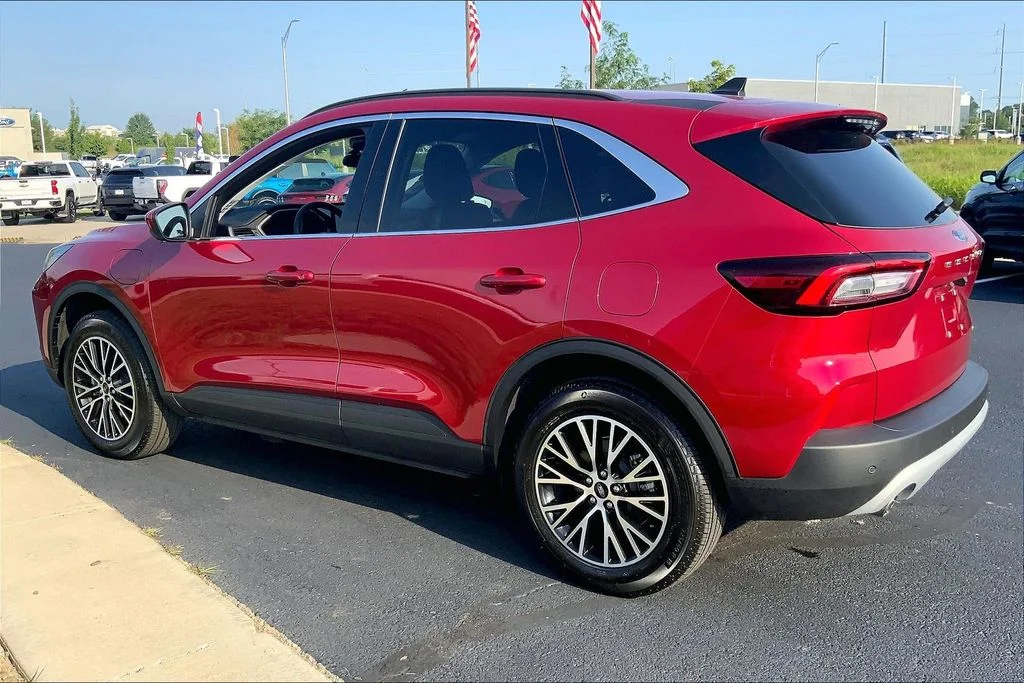 Used 2025 Red Ford Base image 2