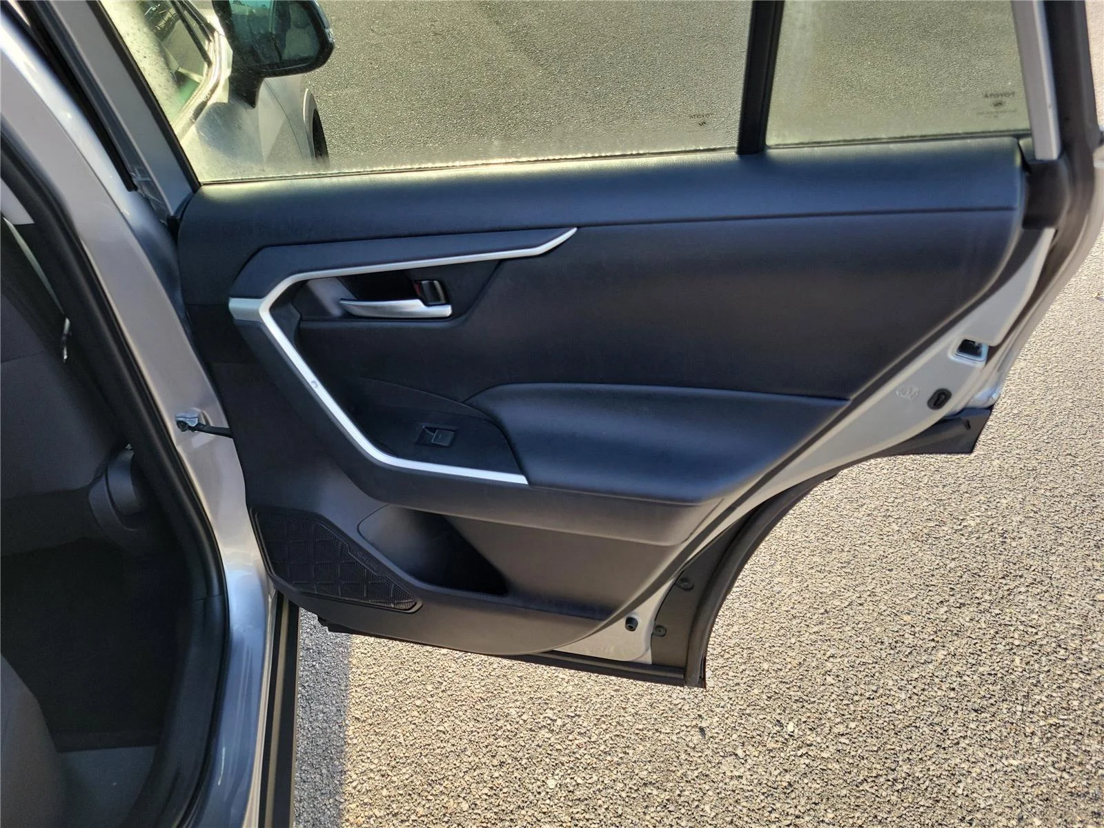2025 Toyota RAV4 XLE - Photo 32