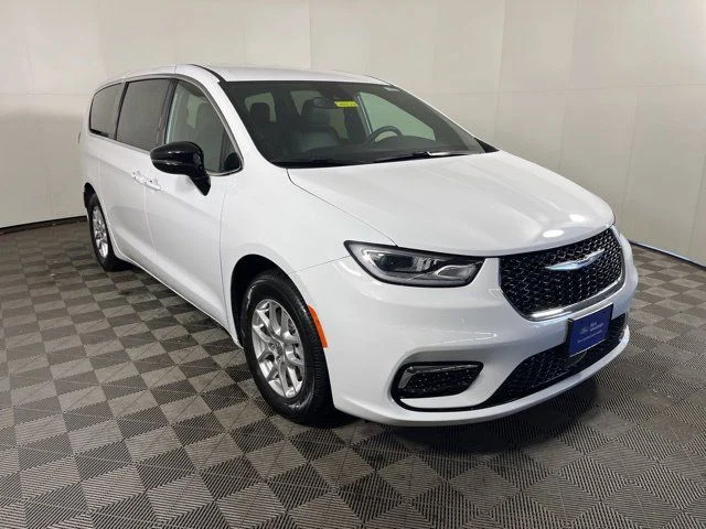 2025 Chrysler Pacifica Select's photo