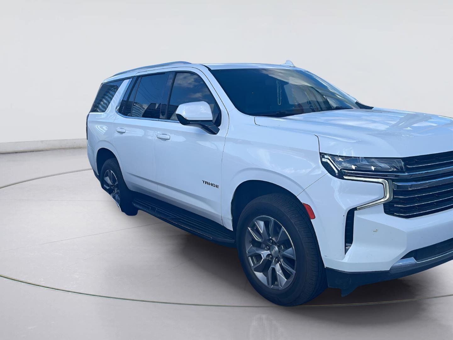 2021 Chevrolet Tahoe photo 2 of 6