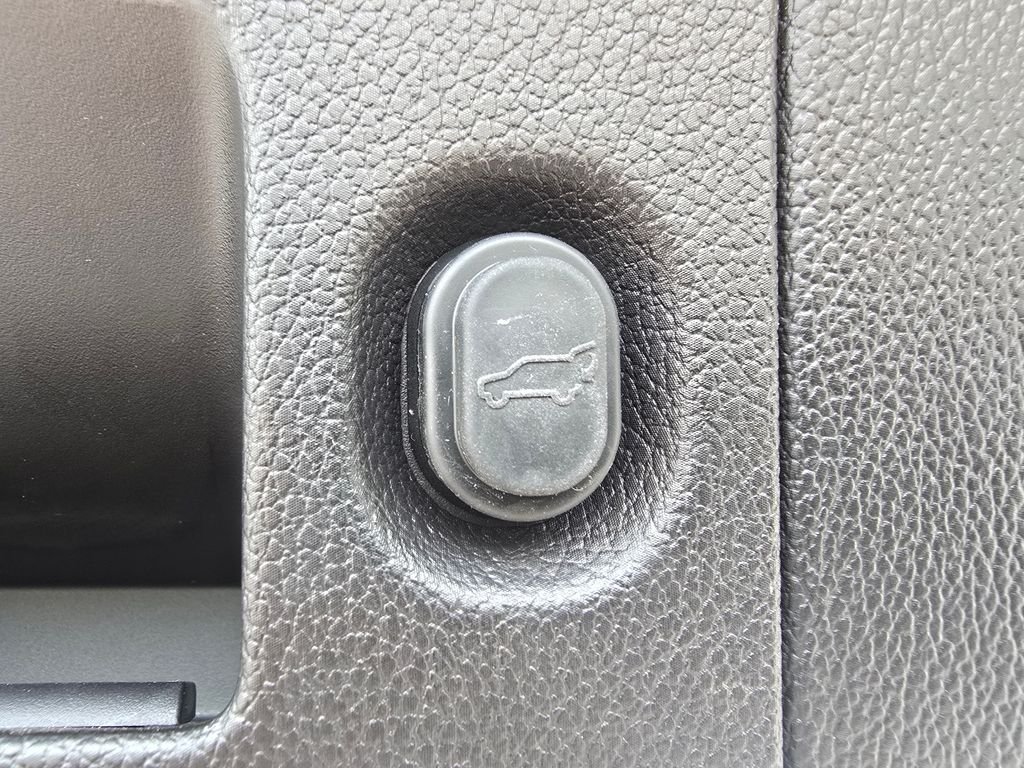 Used 2017 Pepperdust Metallic Chevrolet Premier image 19