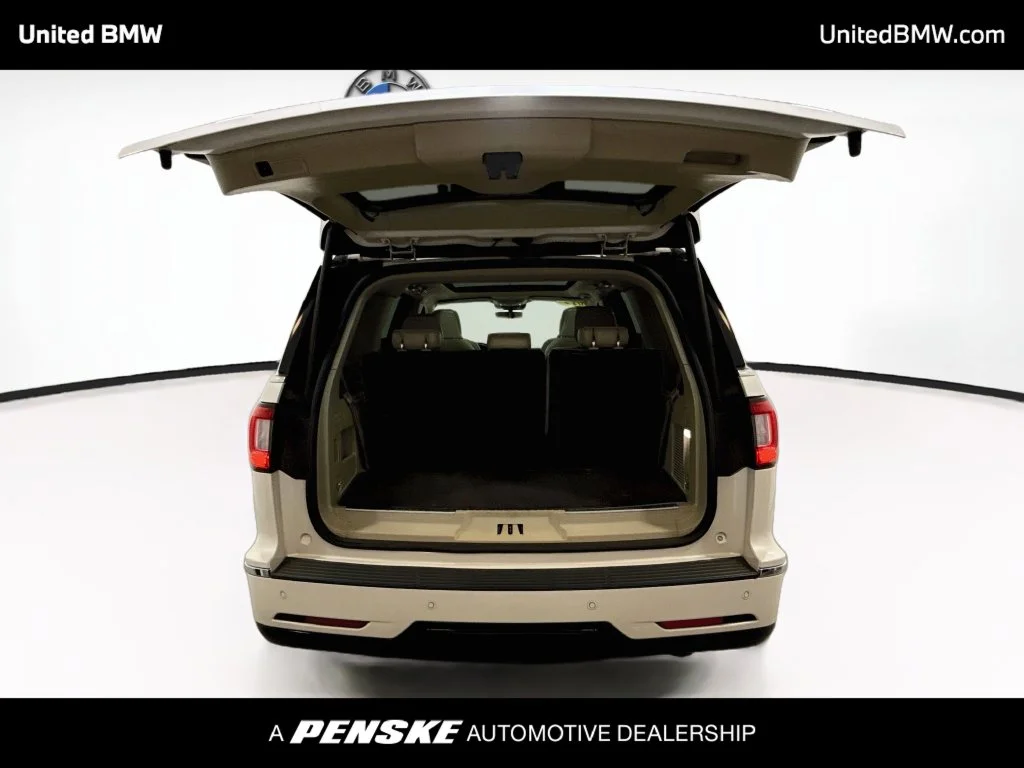 Used 2019 White Platinum Clearcoat Metallic Lincoln Reserve image 22