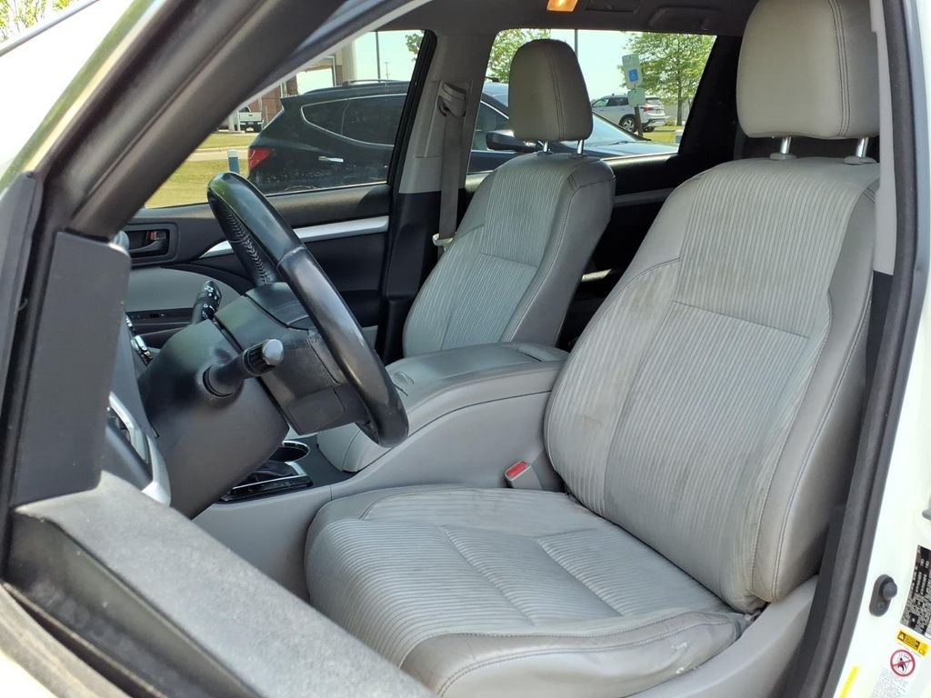 Used 2015 Blizzard Pearl Toyota LE V6 image 4