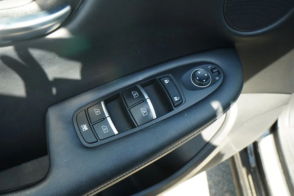 Used 2021 Black INFINITI LUXE image 7
