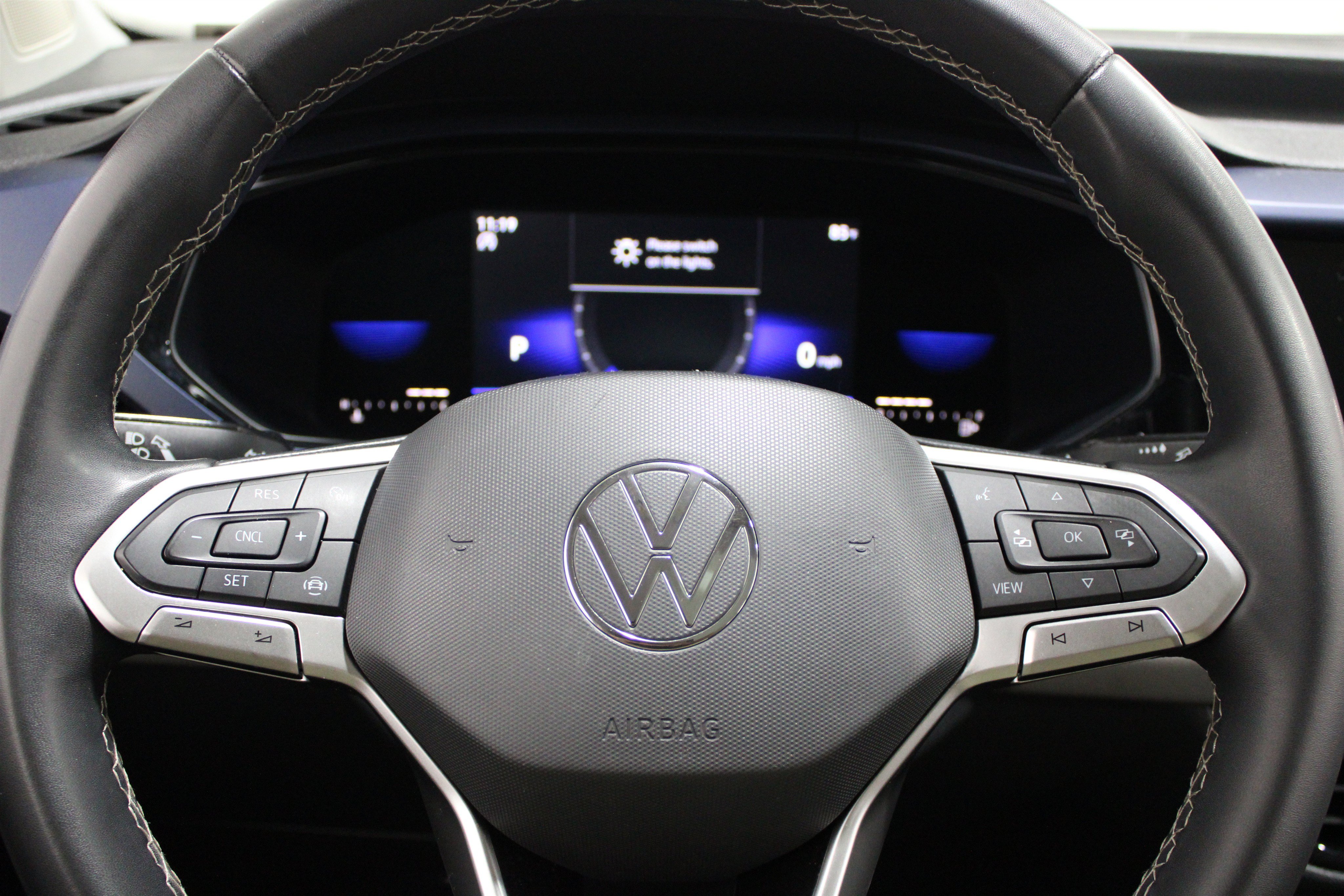 Used 2022 Blue Volkswagen SE image 8