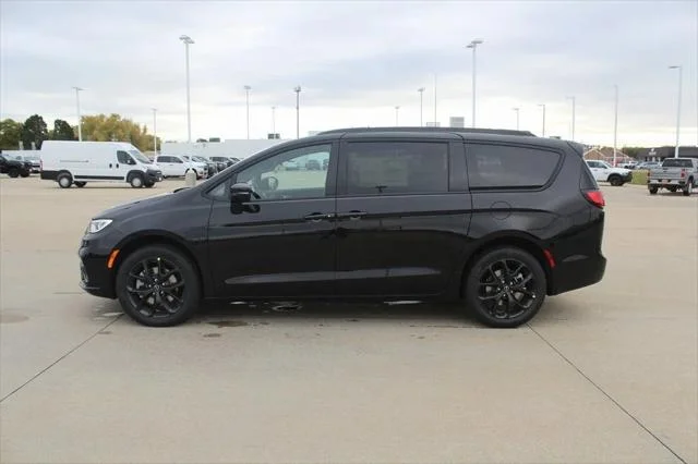 2026 Chrysler Pacifica Limited - Photo 6