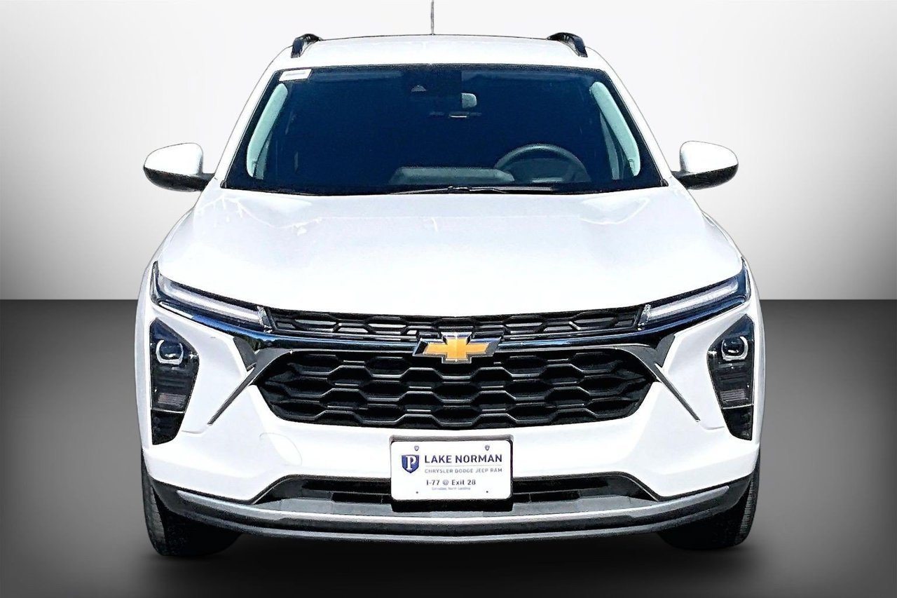 Used 2025 White Chevrolet LT image 3