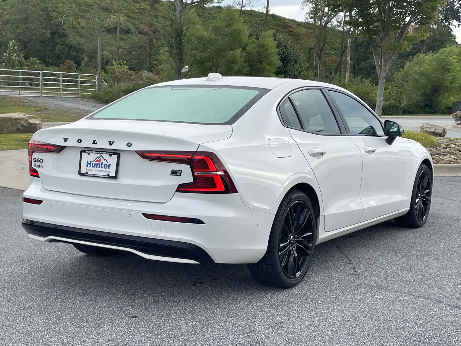 Used 2024 Crystal White Metallic Volvo Plus Black Edition image 28