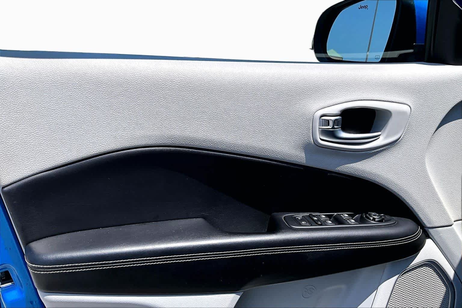 Used 2018 Laser Blue Pearlcoat Jeep Latitude image 21