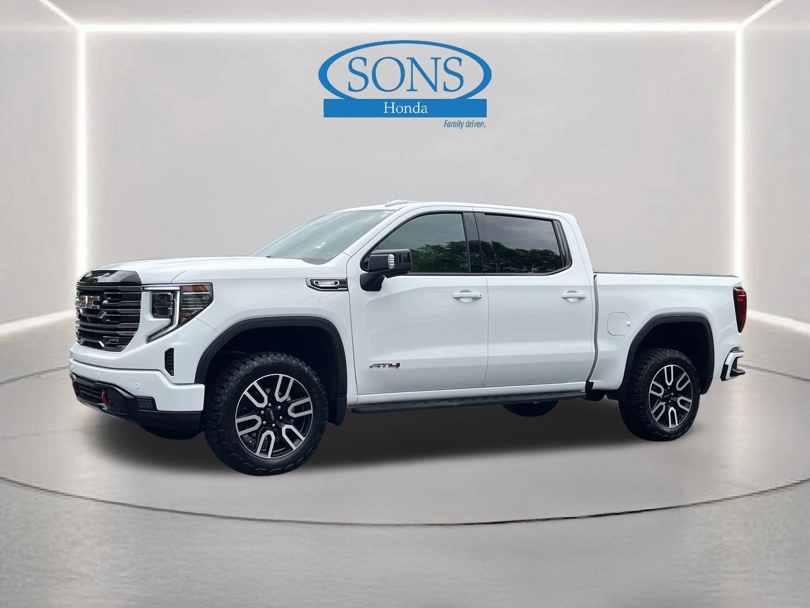 Used 2025 Summit White GMC AT4 image 24