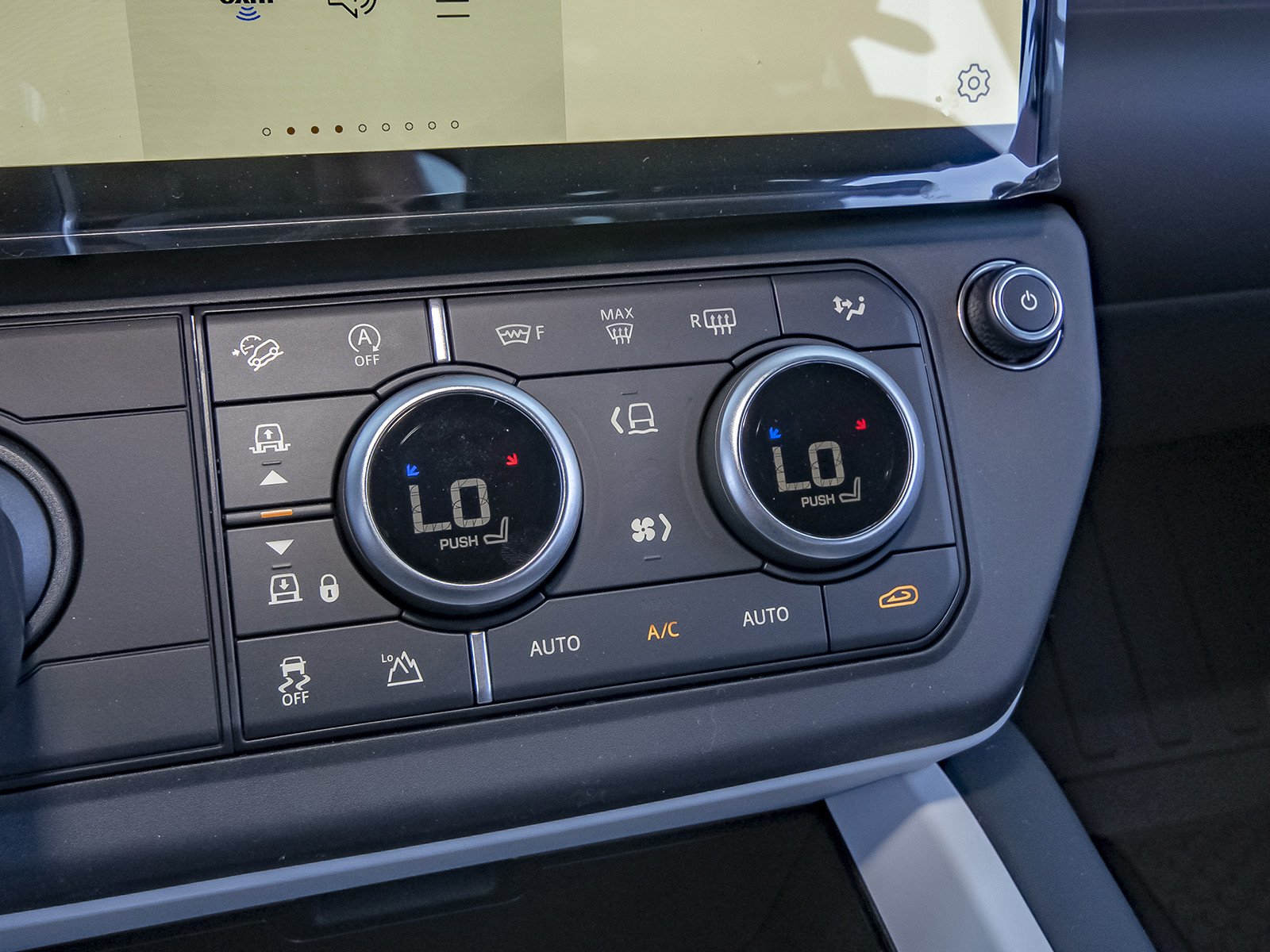 New 2026 Carpathian Grey Land Rover X-Dynamic SE image 17