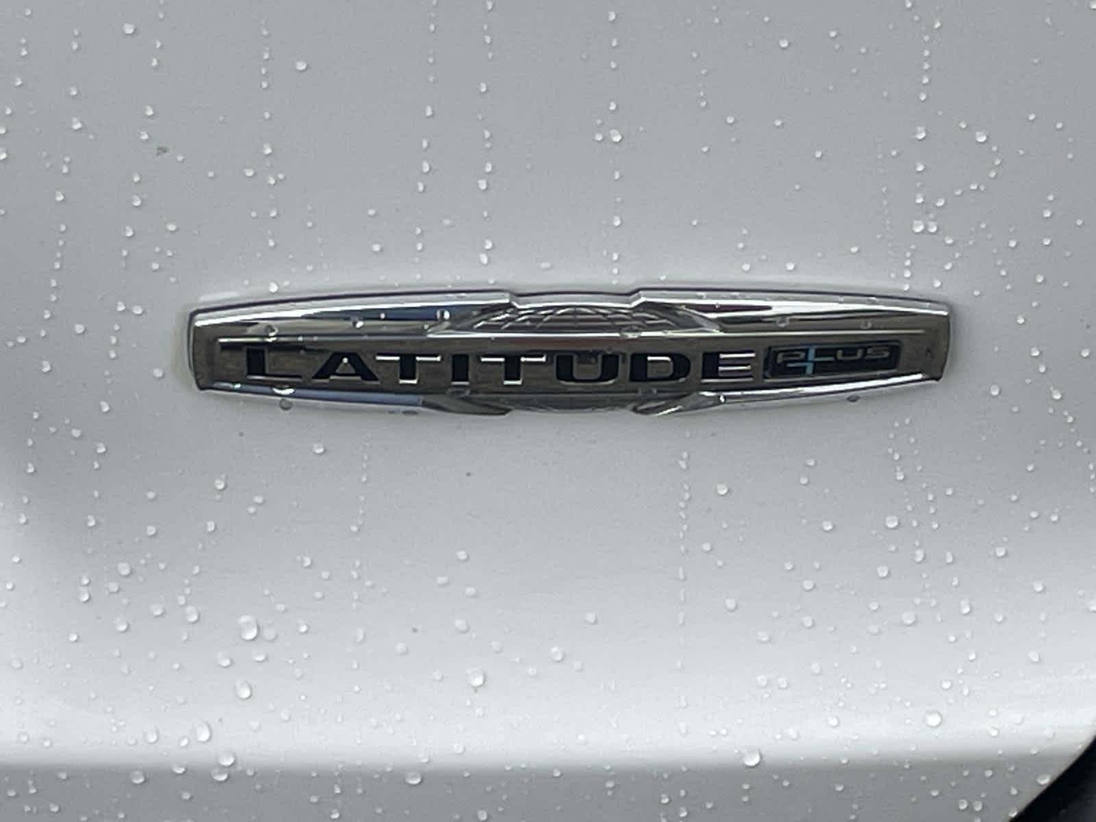 Used 2019 Bright White Clearcoat Jeep Latitude Plus image 15