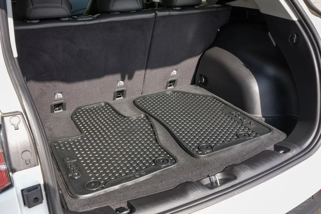Used 2020 White Jeep Latitude image 49