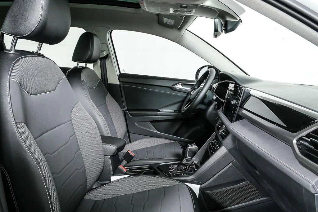 New 2026 Pure White w/Deep Black Roof Volkswagen SE Black image 24