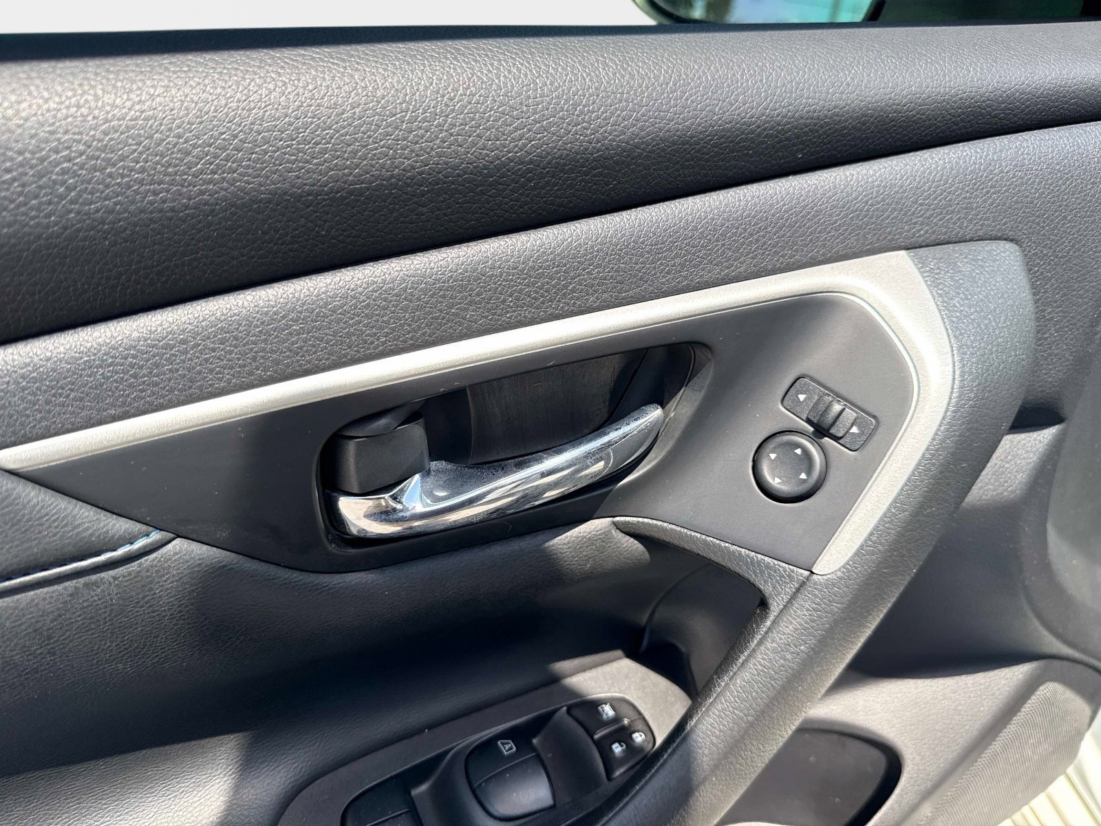 Used 2018 Pearl White Nissan 2.5 SR image 16