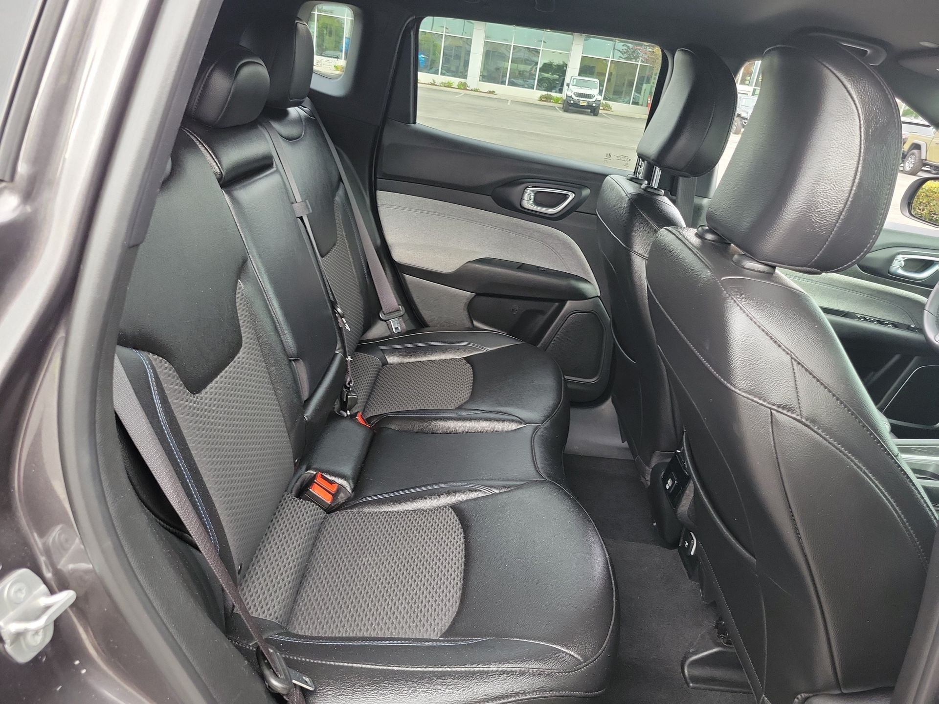 Certified Used 2024  Jeep Latitude image 21