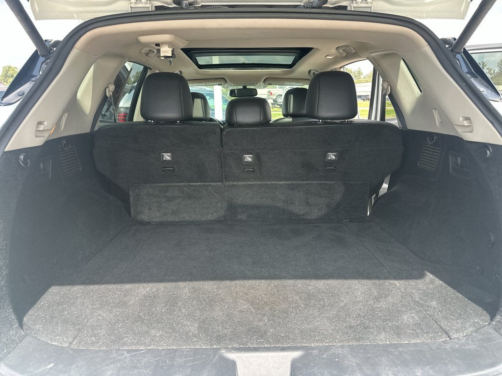 Used 2018 Pearl White Nissan SL image 36