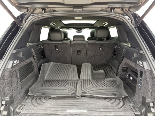 Used 2025 Black Land Rover SE image 18