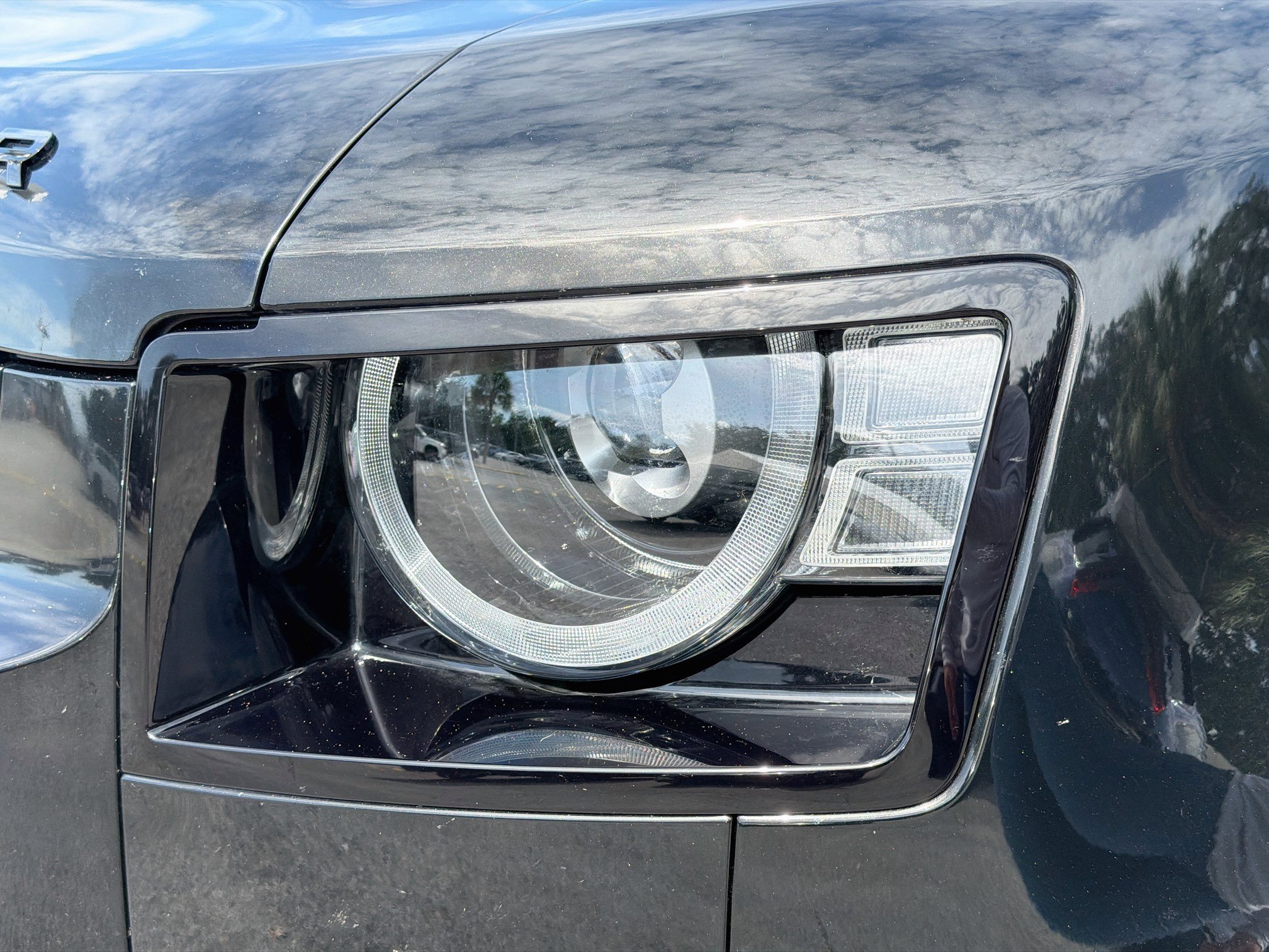Used 2025 Santorini Black Metallic Land Rover S image 9