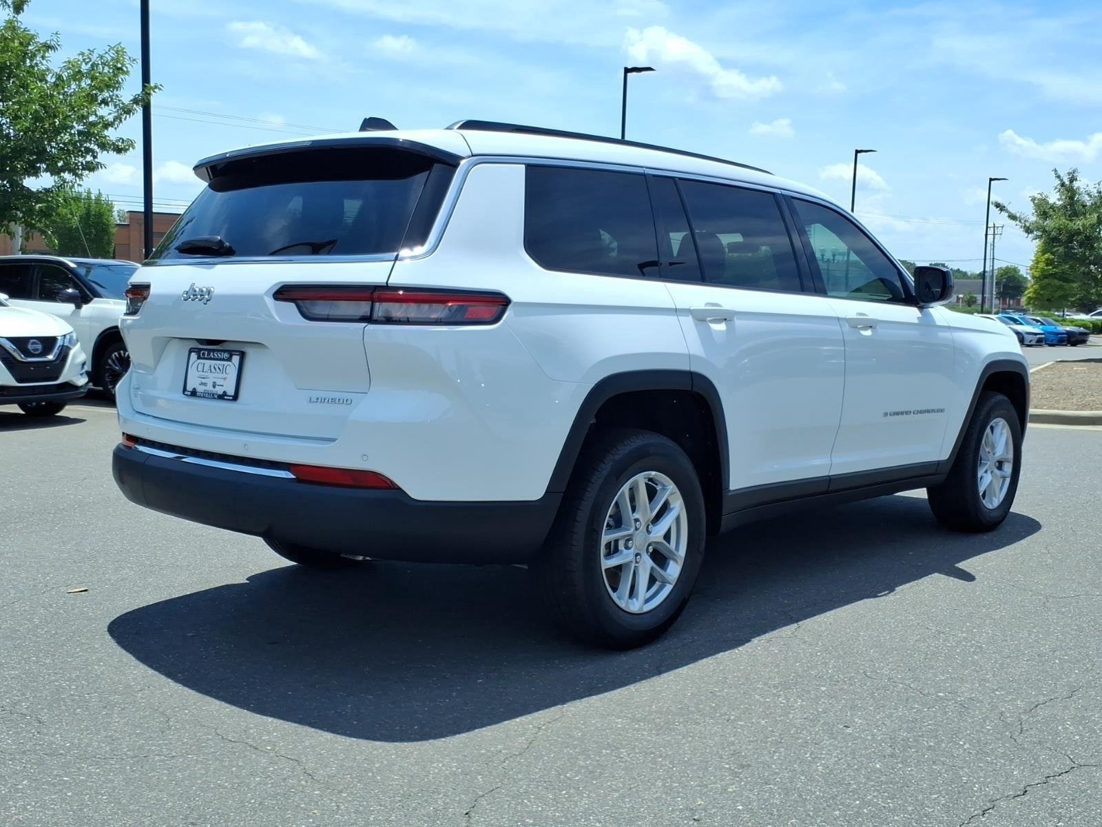 New 2026 Bright White Clear-Coat Exterior Paint Jeep Laredo image 2