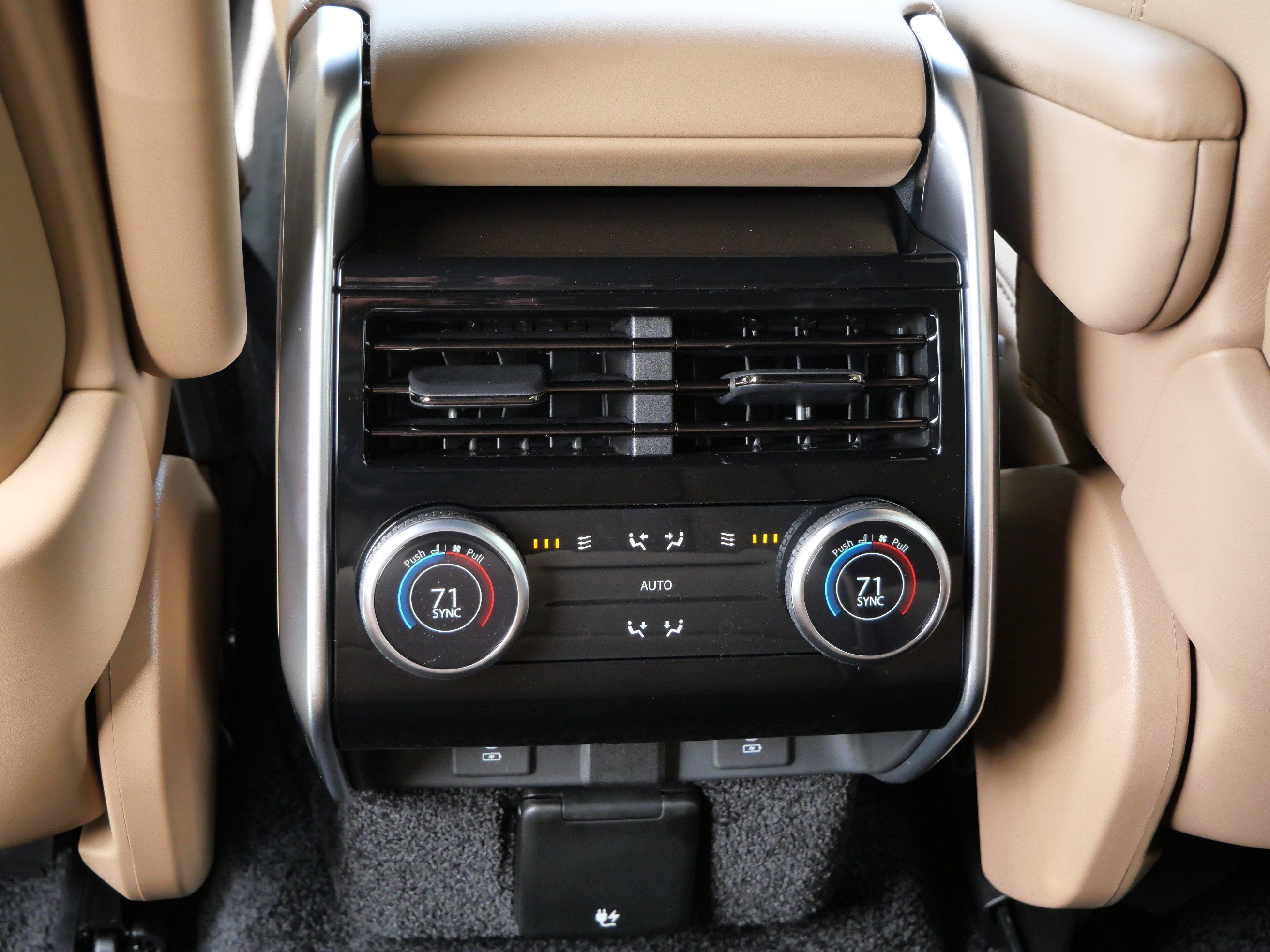 New 2027 Santorini Black LAND ROVER SE image 8