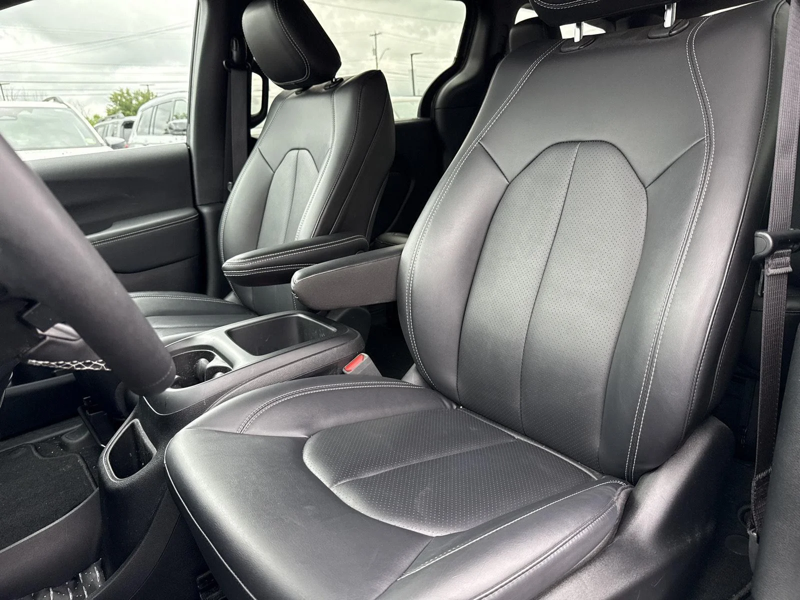 Used 2025 Ceramic Gray Clearcoat Chrysler Select image 8