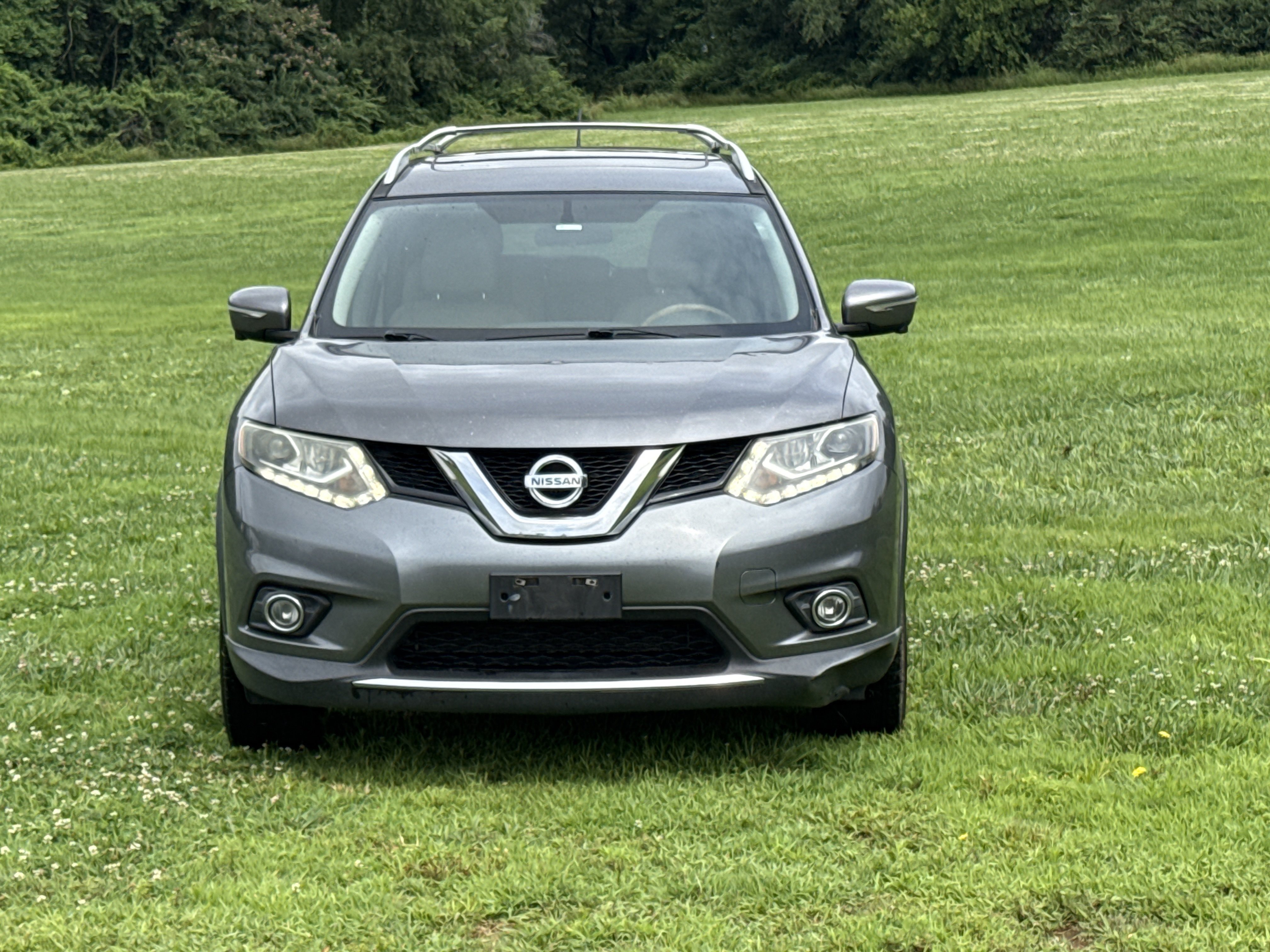 Used 2015 Gun Metallic Nissan SL image 2