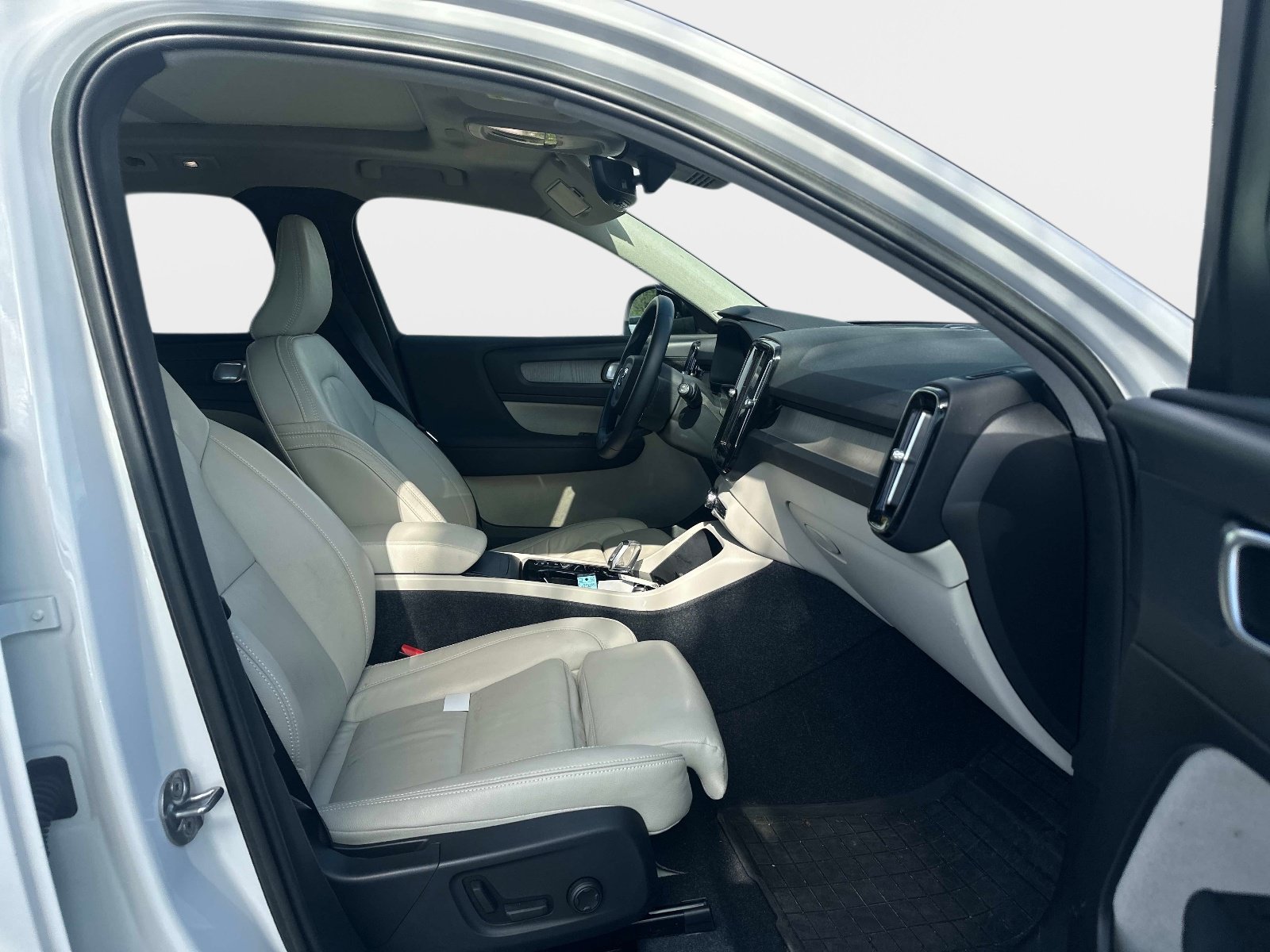 Used 2023 Crystal White Volvo Plus Dark Theme image 7