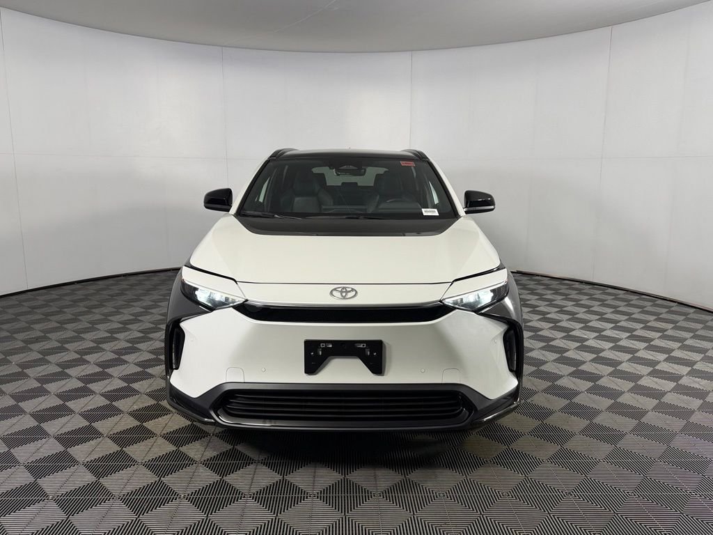 Used 2025 Beige Toyota XLE image 3