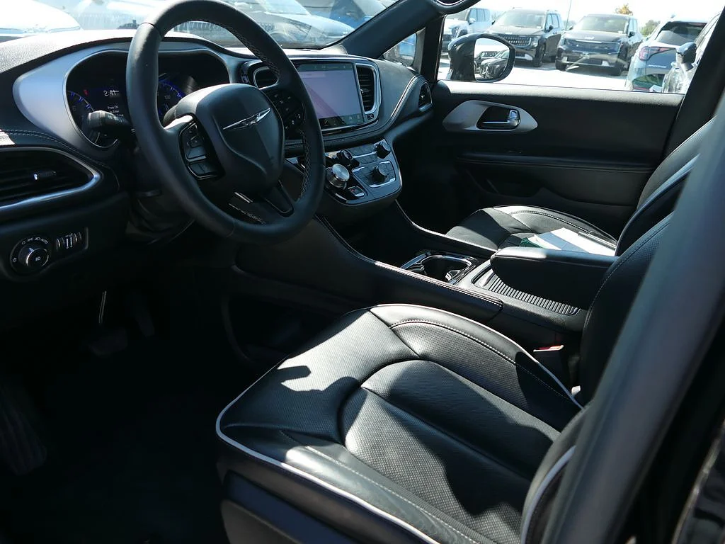 Used 2025 Diamond Black Crystal Pearl Coat Chrysler Limited image 11
