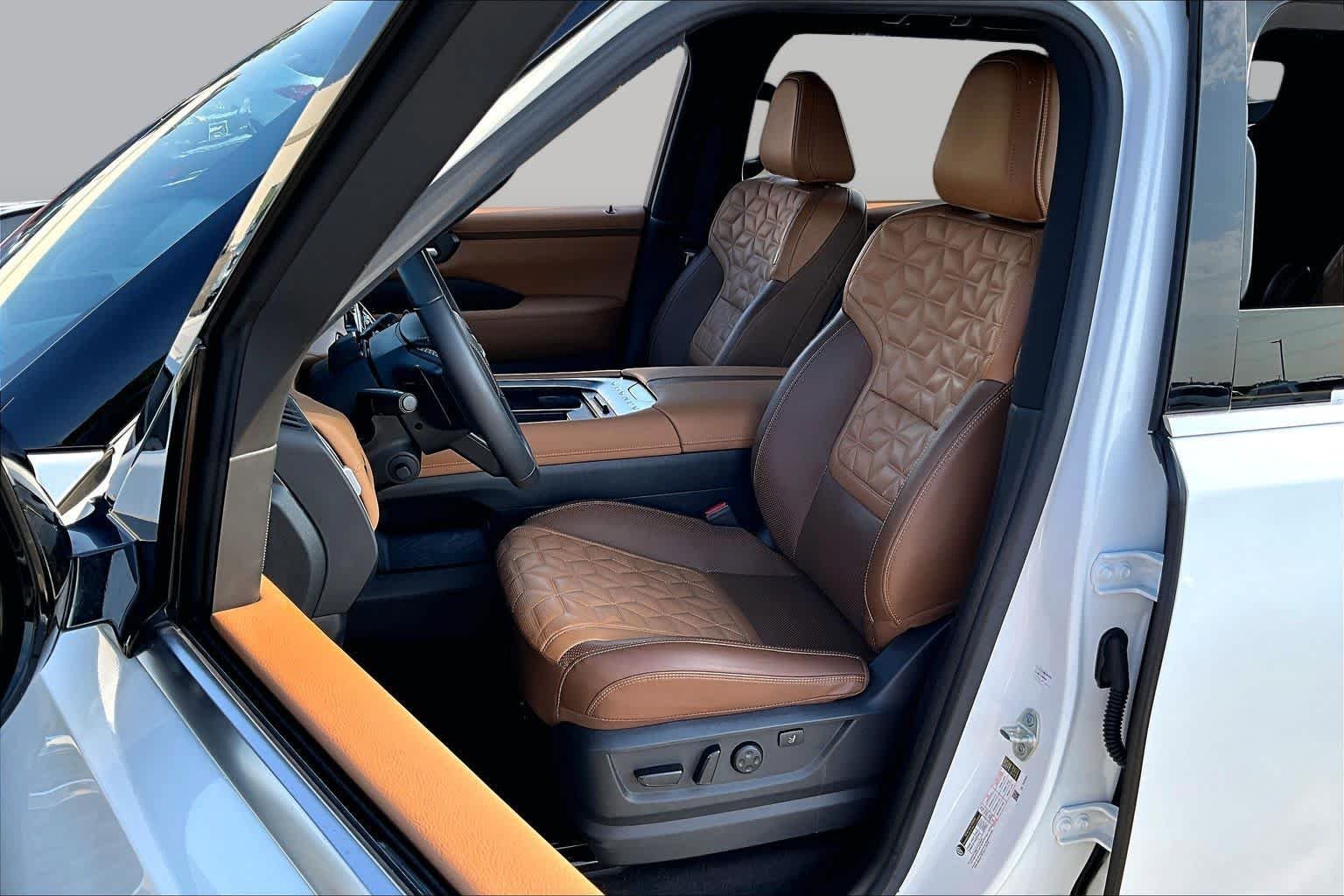 Used 2025 Everest White Pearl Tricoat Nissan Platinum Reserve image 7