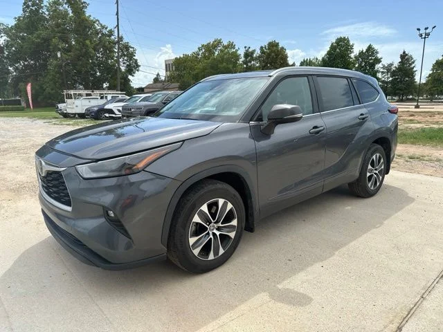 Used 2023 Gray Toyota XLE image 5