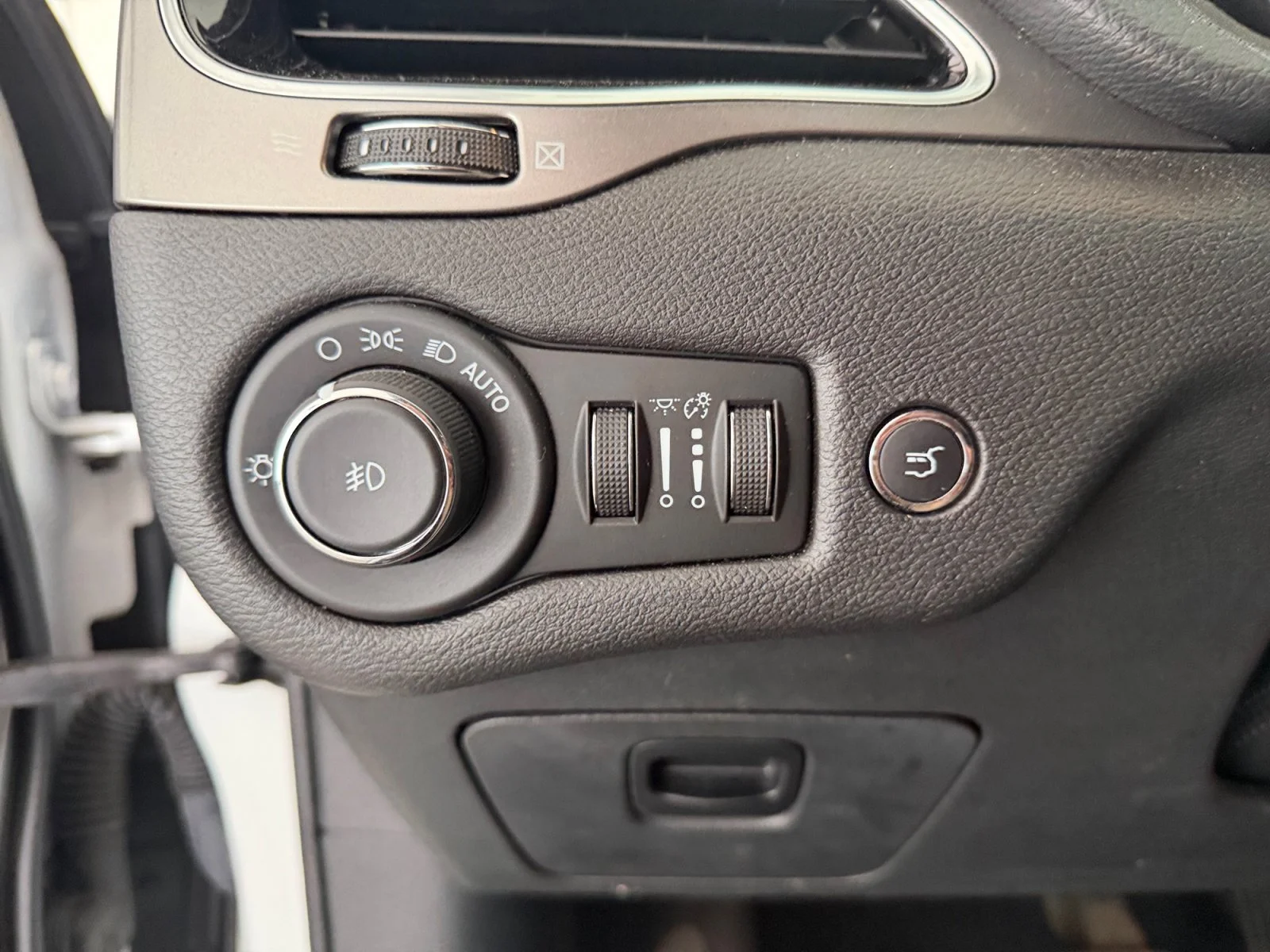 Used 2019 Bright White Clearcoat Jeep Limited image 17