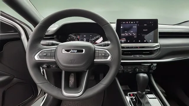 Used 2023  Jeep Altitude image 10