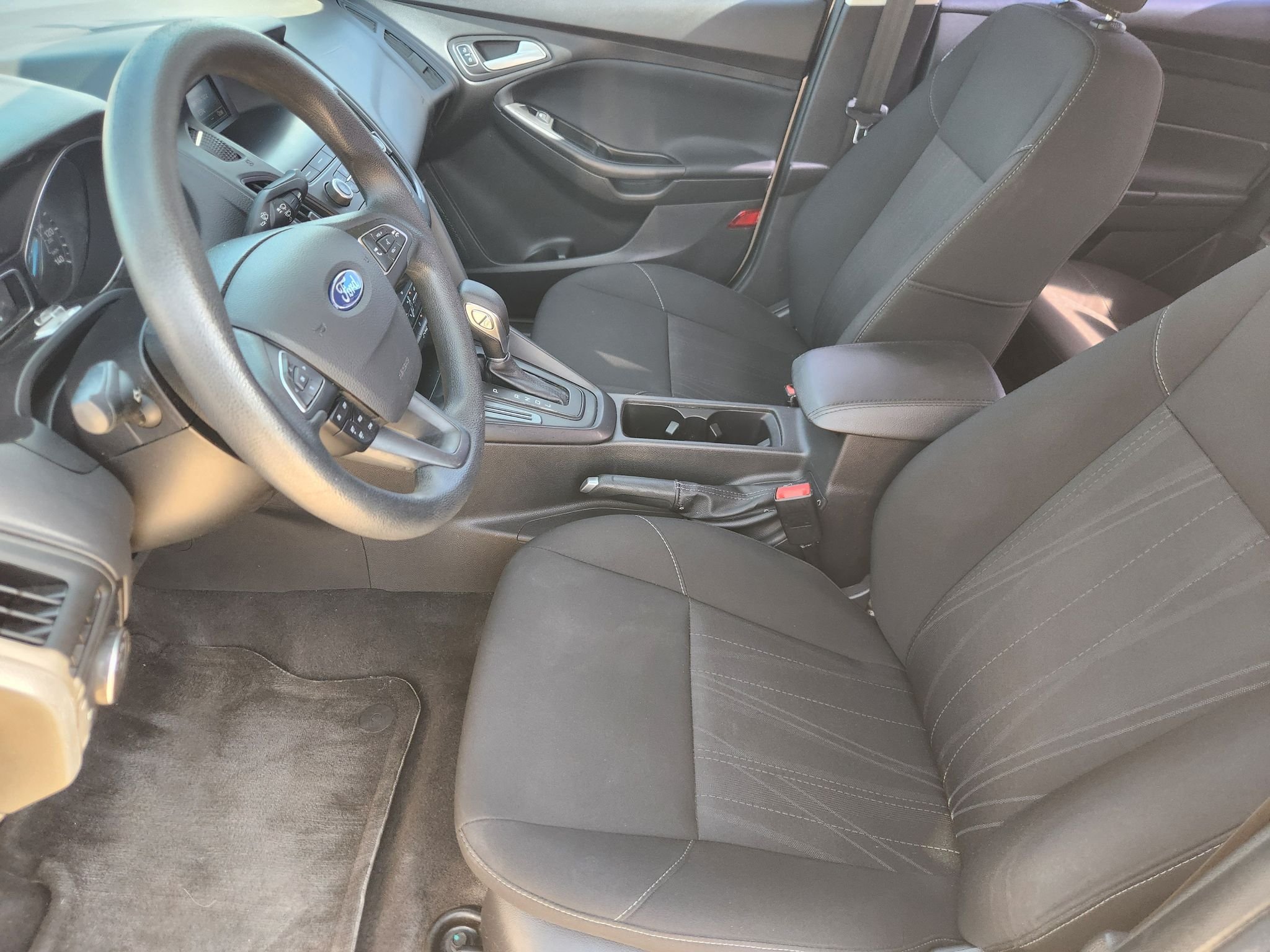 Used 2018 White Gold Metallic Ford SE image 13