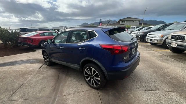 Used 2017 Blue Nissan SL image 3