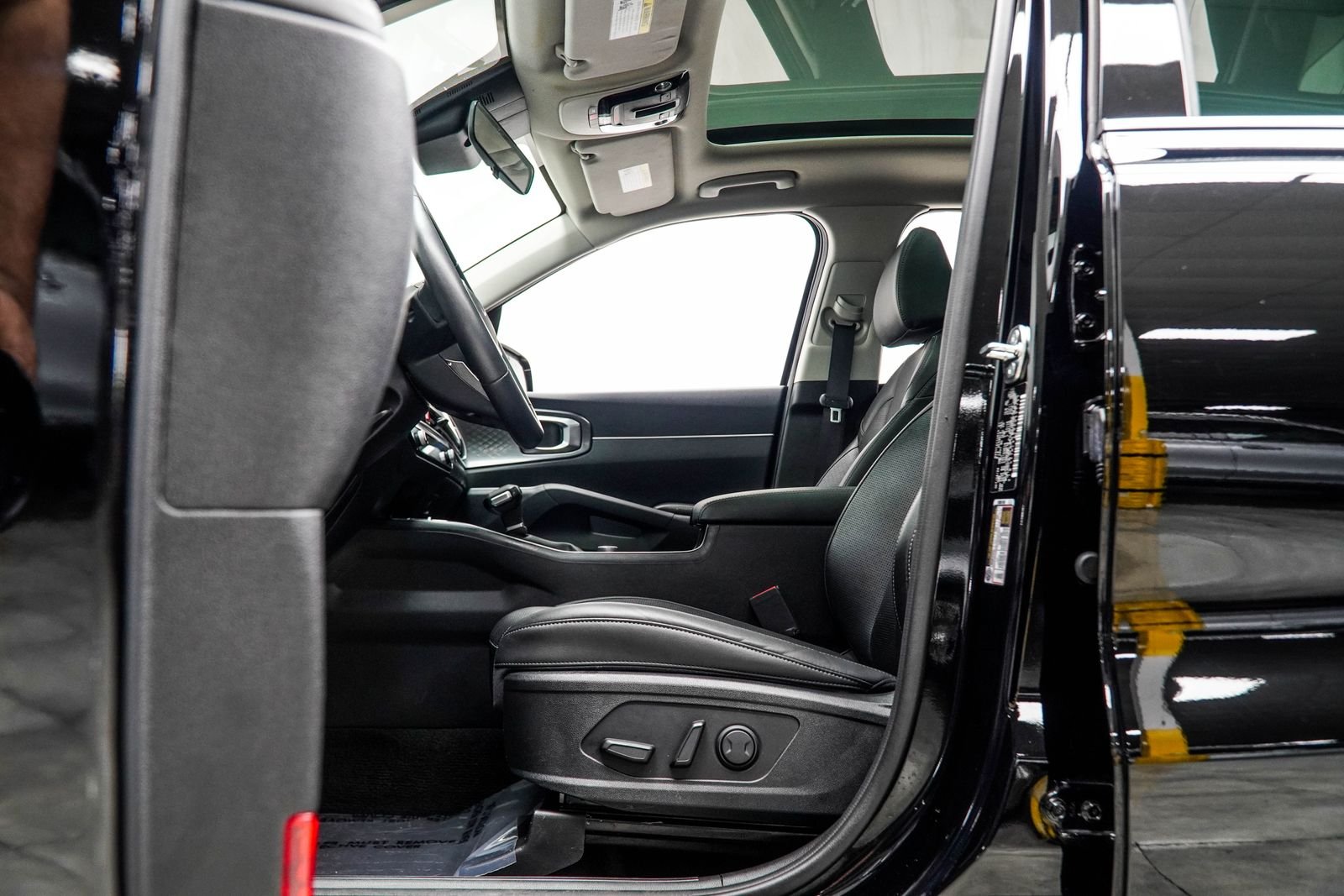 Used 2025 Black Kia S image 38