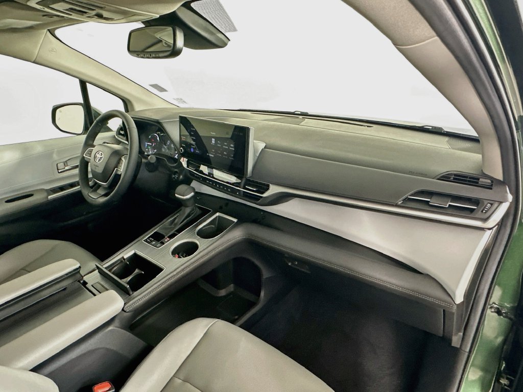 Used 2025  Toyota XLE AWD image 29