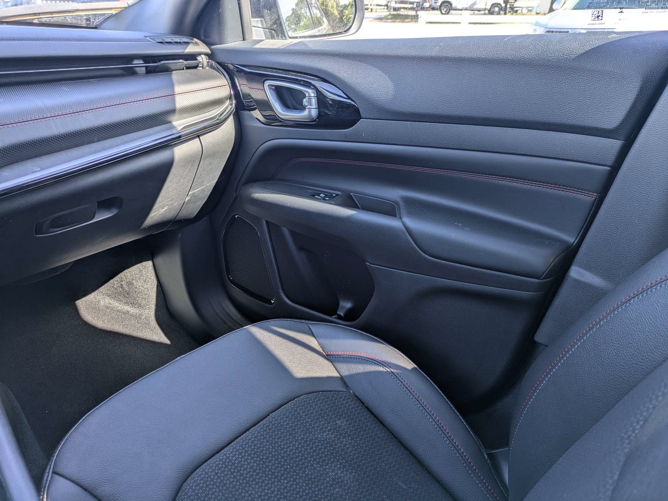 Used 2024 Diamond Black Crystal Pearlcoat Jeep Trailhawk image 14
