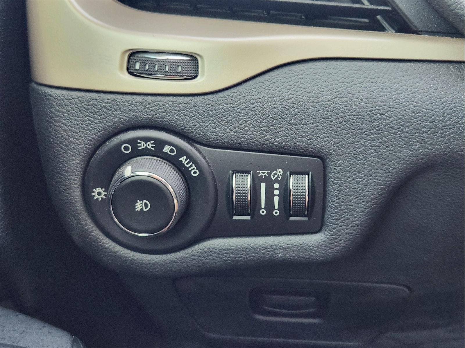 Used 2016 True Blue Pearlcoat Jeep Latitude image 21