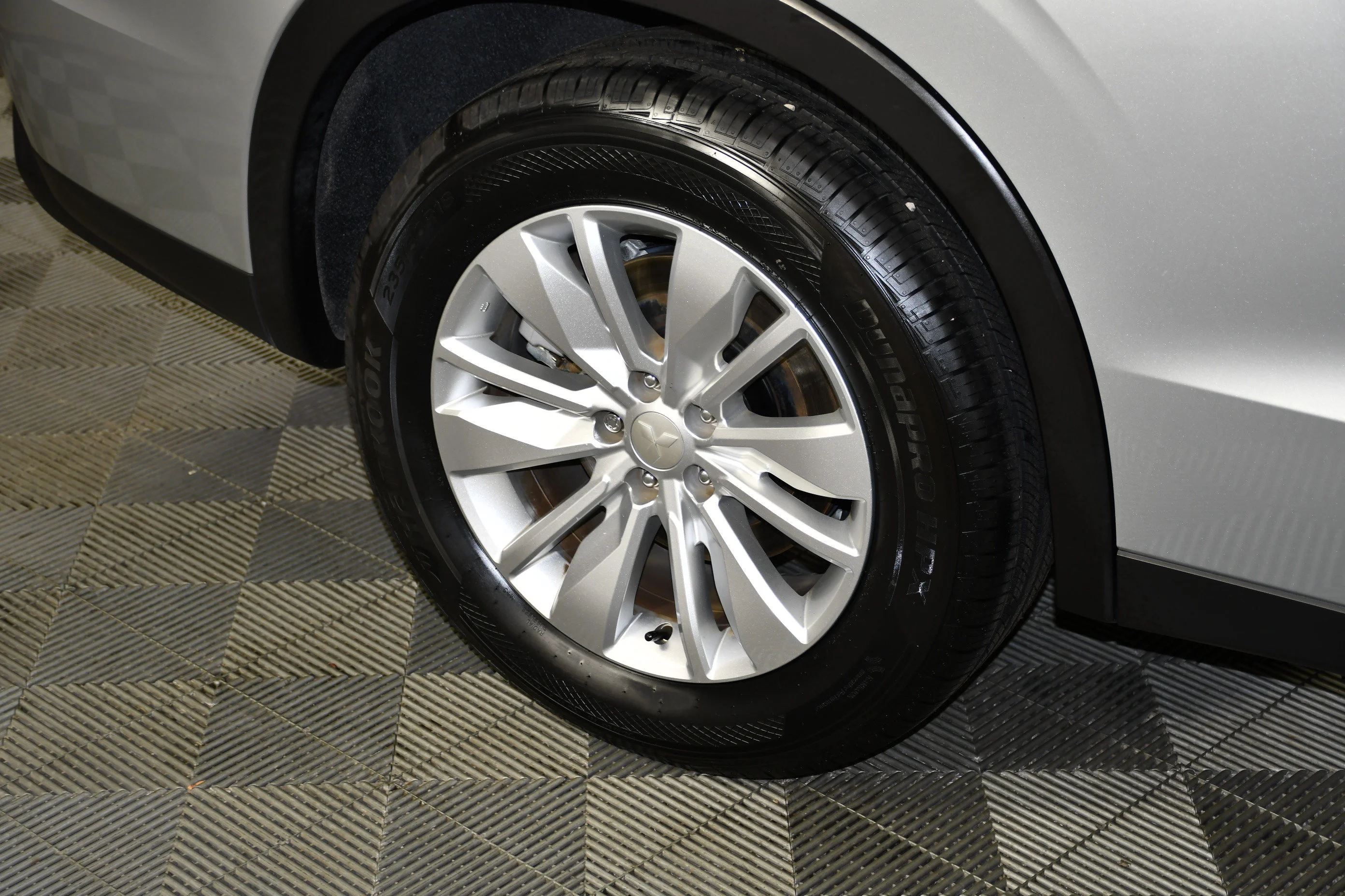 Used 2025 Silver Mitsubishi ES image 39