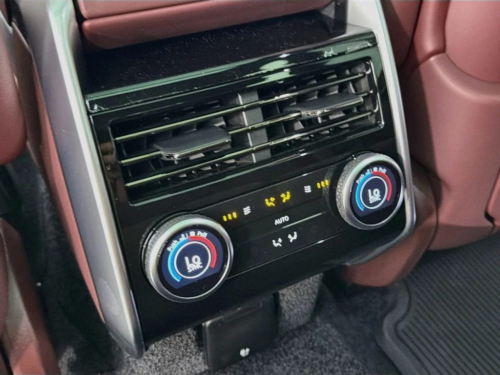 New 2026 Ostuni Pearl White Land Rover SE image 27